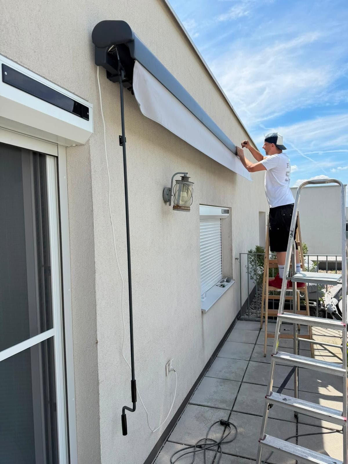 Fachgerechte Montage der Halbkassettenmarkise an der Hauswand durch AF Fliegengitter