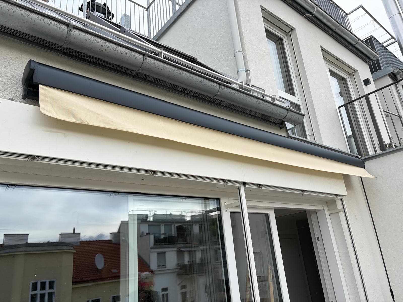 Halbkassettenmarkise eingefahren an der Hauswand — dezenter Sonnenschutz von AF Fliegengitter